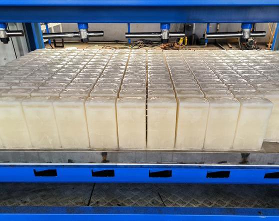 制冰機(jī)內(nèi)部部件的污染或故障，影響了制冰機(jī)的工作效率