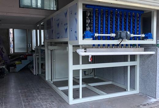 針對節(jié)能快速制冰機，其水循環(huán)系統(tǒng)設(shè)計注重減少能耗和加快制冰速度